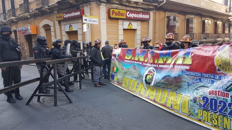 Mineros de Huanuni desconocen a ejecutivo de la FSTMB y califican de traidor a Huarachi