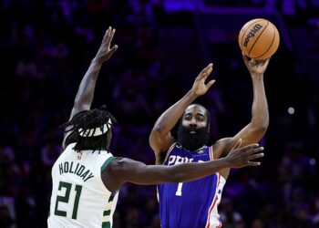 Los Bucks de Antetokounmpo se estrenan con triunfo ante unos alicaídos Sixers