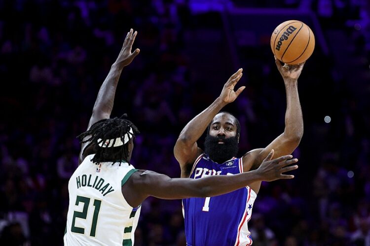 Los Bucks de Antetokounmpo se estrenan con triunfo ante unos alicaídos Sixers
