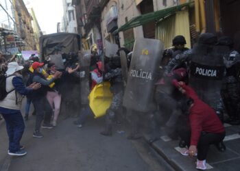 Tras toma, maestros son desalojados del Ministerio de Trabajo