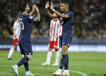 El París SG, más líder tras ganar con goles de Mbappé y Messi