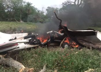 Accidente de avioneta deja un muerto y dos heridos en Santa Cruz