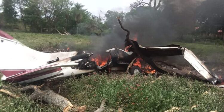 Accidente de avioneta deja un muerto y dos heridos en Santa Cruz