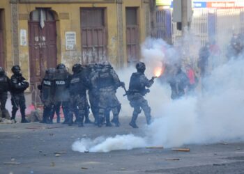 Marcha de la Paceñidad y ‘autoconvocados’ del MAS se enfrentan con piedras y petardos