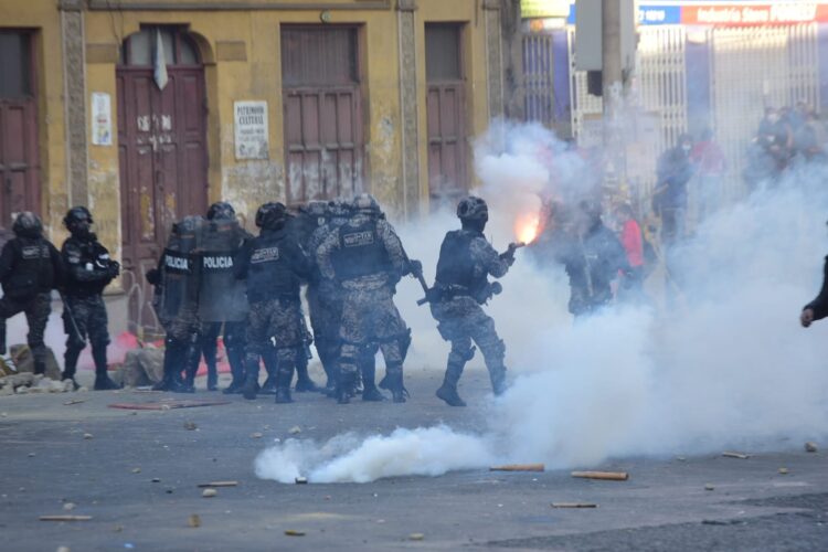 Marcha de la Paceñidad y ‘autoconvocados’ del MAS se enfrentan con piedras y petardos