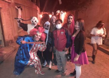 Cochabamba: Más de una veintena de vecinos ofrecen un espectáculo ‘de terror’ por Halloween