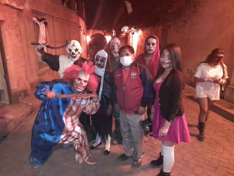 Cochabamba: Más de una veintena de vecinos ofrecen un espectáculo ‘de terror’ por Halloween
