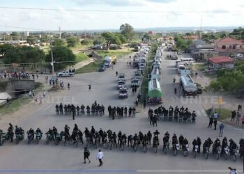Tensión en puertas de la refinería de Palmasola; cívicos que quieren tomar la planta