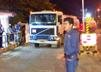 Salen de la refinería de Palmasola 10 camiones cisterna con gasolina y diésel