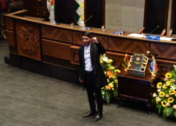 El legislador Andrónico Rodríguez, luego de ser posesionado en el cargo.