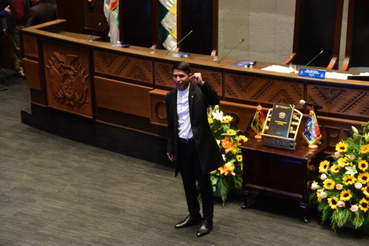 El legislador Andrónico Rodríguez, luego de ser posesionado en el cargo.