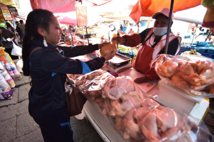 El precio del kilo de la carne de pollo llega hasta los Bs 19 en La Paz