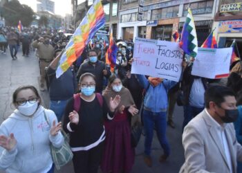Masiva marcha en apoyo al Gobierno se declara en ‘alerta constante’ para frenar ‘intentos golpistas’