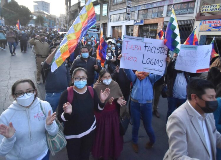 Masiva marcha en apoyo al Gobierno se declara en ‘alerta constante’ para frenar ‘intentos golpistas’
