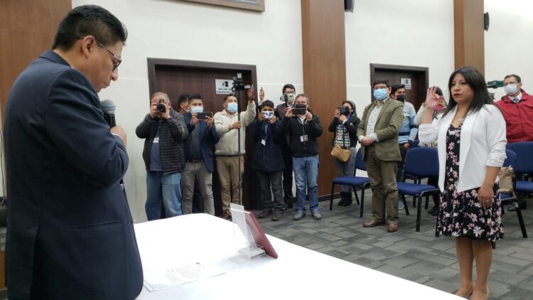Exdefensora Cruz asume como viceministra de Igualdad de Oportunidades; niega ser del MAS