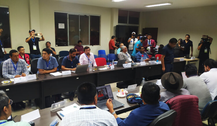 Cinco delegados de instituciones, y no cuatro regiones, se retiraron de la mesa técnica