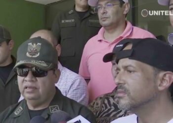 Camacho llega al Comando de la Policía y exige que se deje de ‘resguardar a masistas’