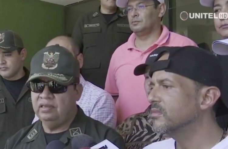 Camacho llega al Comando de la Policía y exige que se deje de ‘resguardar a masistas’