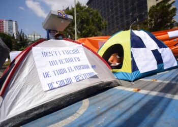 Trabajadores de salud se sacan sangre pidiendo reincorporación a sus fuentes laborales