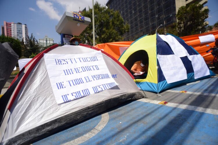 Trabajadores de salud se sacan sangre pidiendo reincorporación a sus fuentes laborales