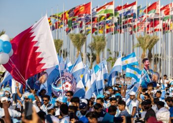Miles de trabajadores migrantes desfilan en Doha en apoyo al Mundial