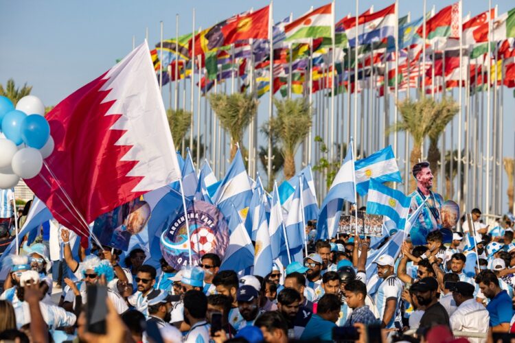 Miles de trabajadores migrantes desfilan en Doha en apoyo al Mundial