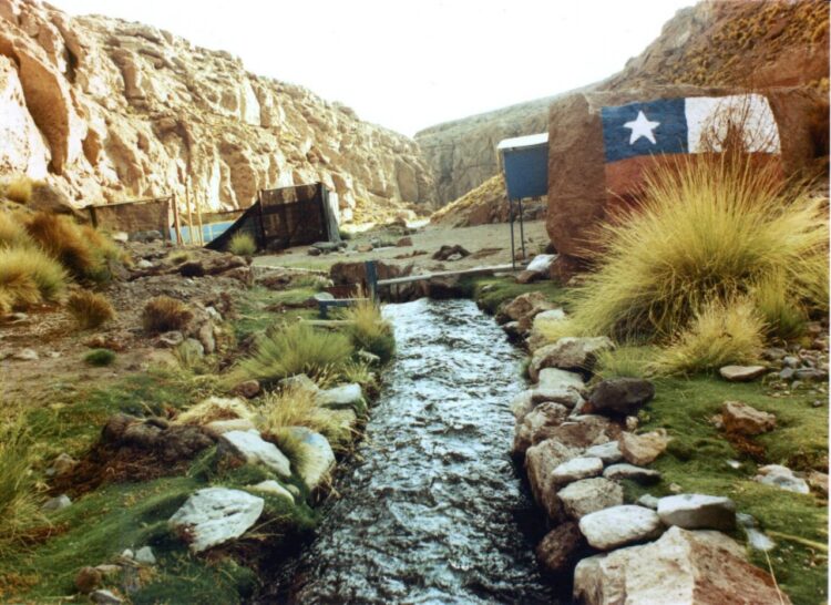 Los canales artificiales para drenar el agua a territorio chileno. Foto: Archivo La Razón.