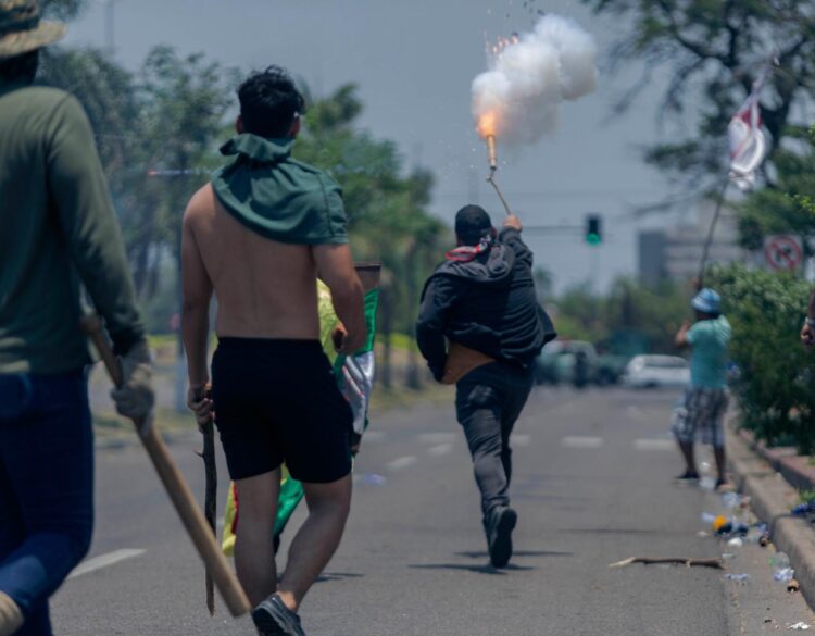 Bloqueos y movilizaciones en las principales calles cruceñas. Foto: AFP.