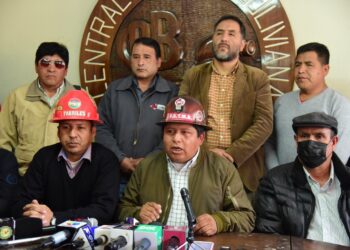 Huarachi junto a otros dirigentes de la COB brindan conferencia de prensa. Foto: Rodwy Cazón.