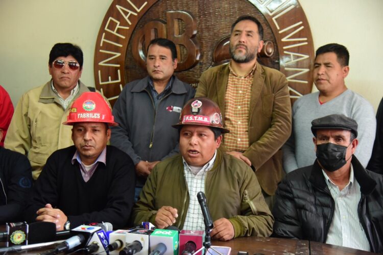 Huarachi junto a otros dirigentes de la COB brindan conferencia de prensa. Foto: Rodwy Cazón.