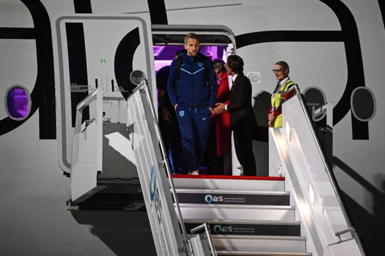 La selección inglesa vuela a Qatar en un avión llamado «Rain Bow», símbolo LGBT+