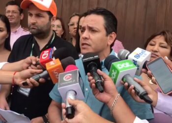 El senador Montero da detalles del proyecto de ley en conferencia de prensa. Foto: Creemos.