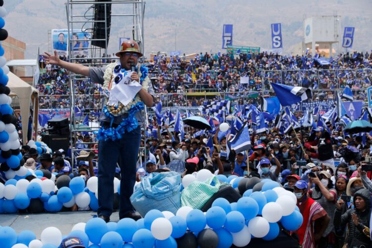 El presidente Arce durante una concentración del MAS. Foto: APG.