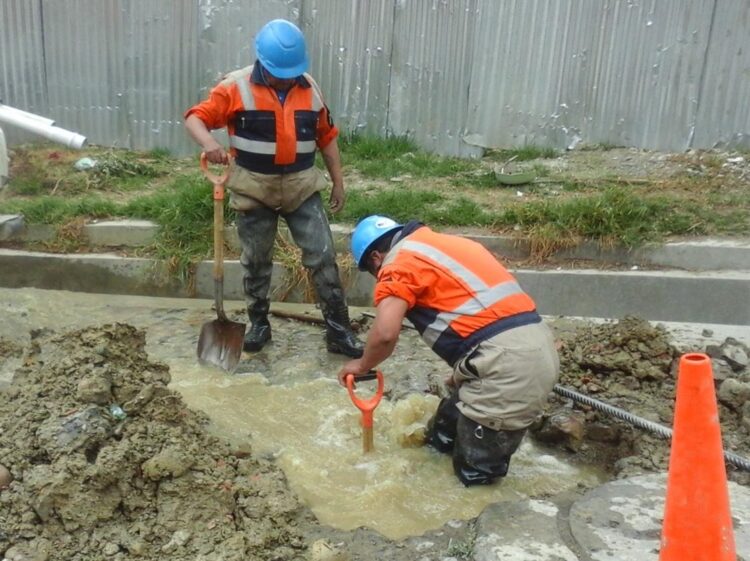 El 28% de la producción de agua en La Paz y El Alto se pierde por filtraciones, roturas y conexiones clandestinas