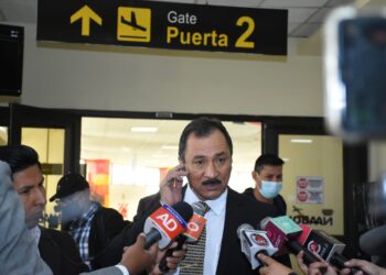 Vicente Cuéllar llega a La Paz y anuncia reunión con Jerges Mercado para dialogar sobre ley del Censo