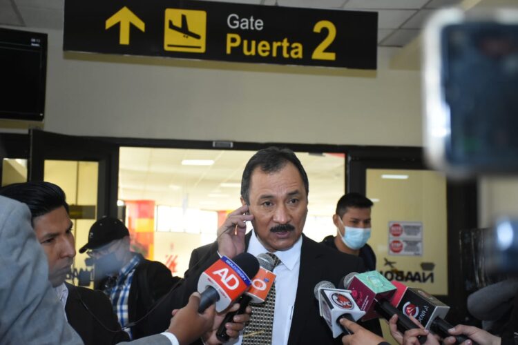 Vicente Cuéllar llega a La Paz y anuncia reunión con Jerges Mercado para dialogar sobre ley del Censo