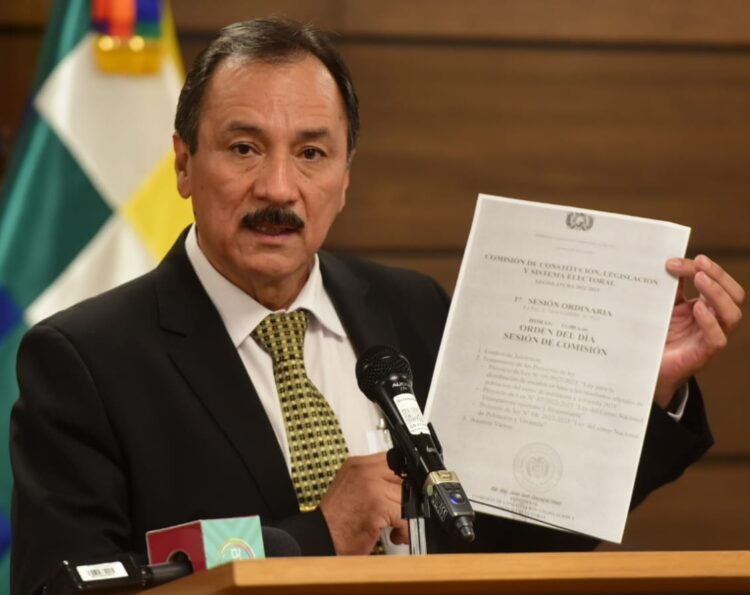 El rector Cuéllar habló con lo medios en La Paz. Foto: Rodwy Cazón