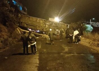 Un bus se sale de la autopista La Paz-El Alto y deja 14 pasajeros heridos y dos fallecidos