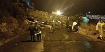 Un bus se sale de la autopista La Paz-El Alto y deja 14 pasajeros heridos y dos fallecidos