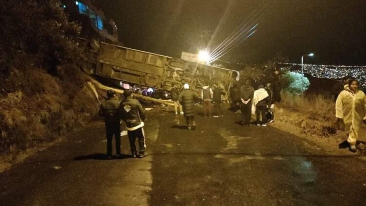 Un bus se sale de la autopista La Paz-El Alto y deja 14 pasajeros heridos y dos fallecidos