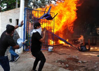 Grupos de manifestantes quemaron y realizaron destrozo. Foto: APG.