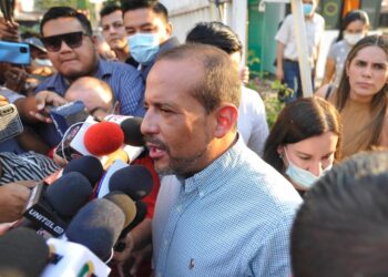 El gobernador de Santa Cruz durante un contacto con los medios. Foto: APG.