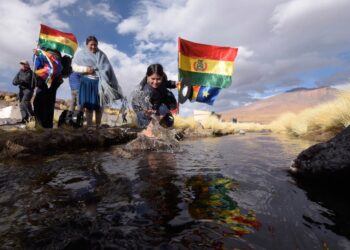 Ciudadanos bolivianos visitan el Silala. Foto: Archivo La Razón.