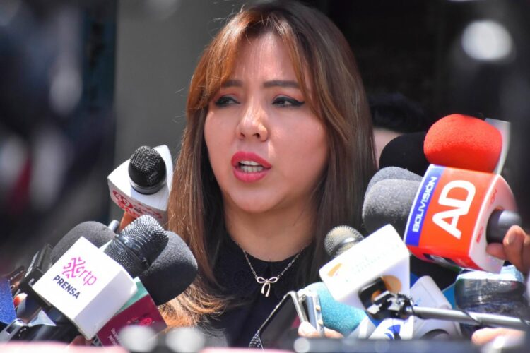 La Viceministra de Comunicación en contacto con los medios. Foto: APG.