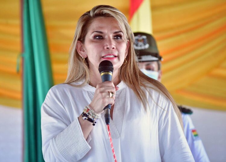 La entonces presidenta Áñez discursa durante un acto oficial. Foto: ABI.