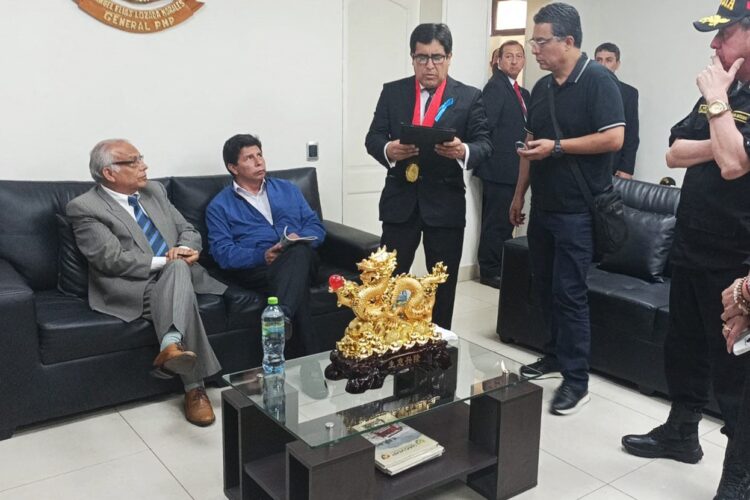 Fiscalía de Perú detiene a Pedro Castillo.