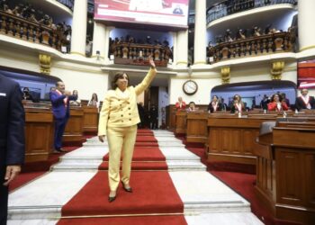 Vicepresidenta de Perú denuncia 'un golpe de Estado'.