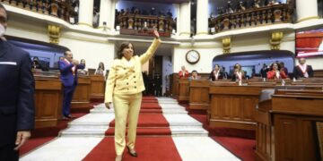 Vicepresidenta de Perú denuncia 'un golpe de Estado'.