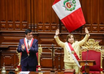 Dina Boluarte jura el cargo como nueva presidenta de Perú.