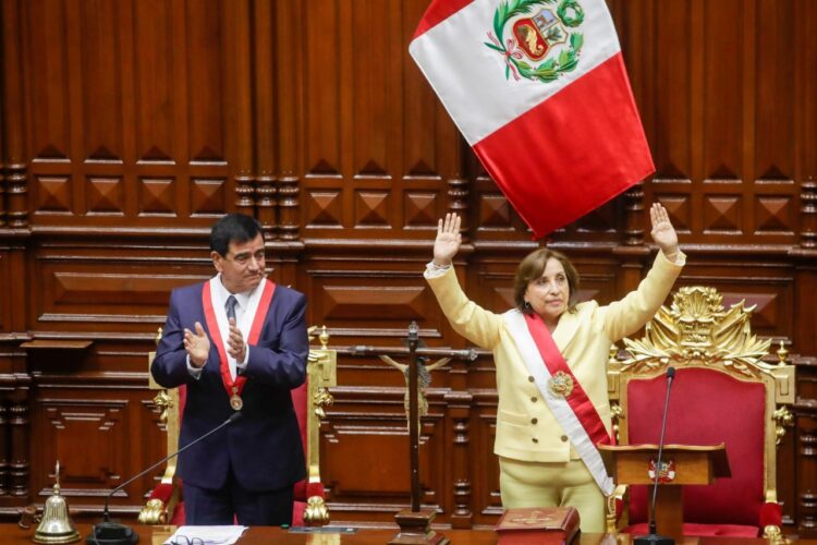 Dina Boluarte jura el cargo como nueva presidenta de Perú.